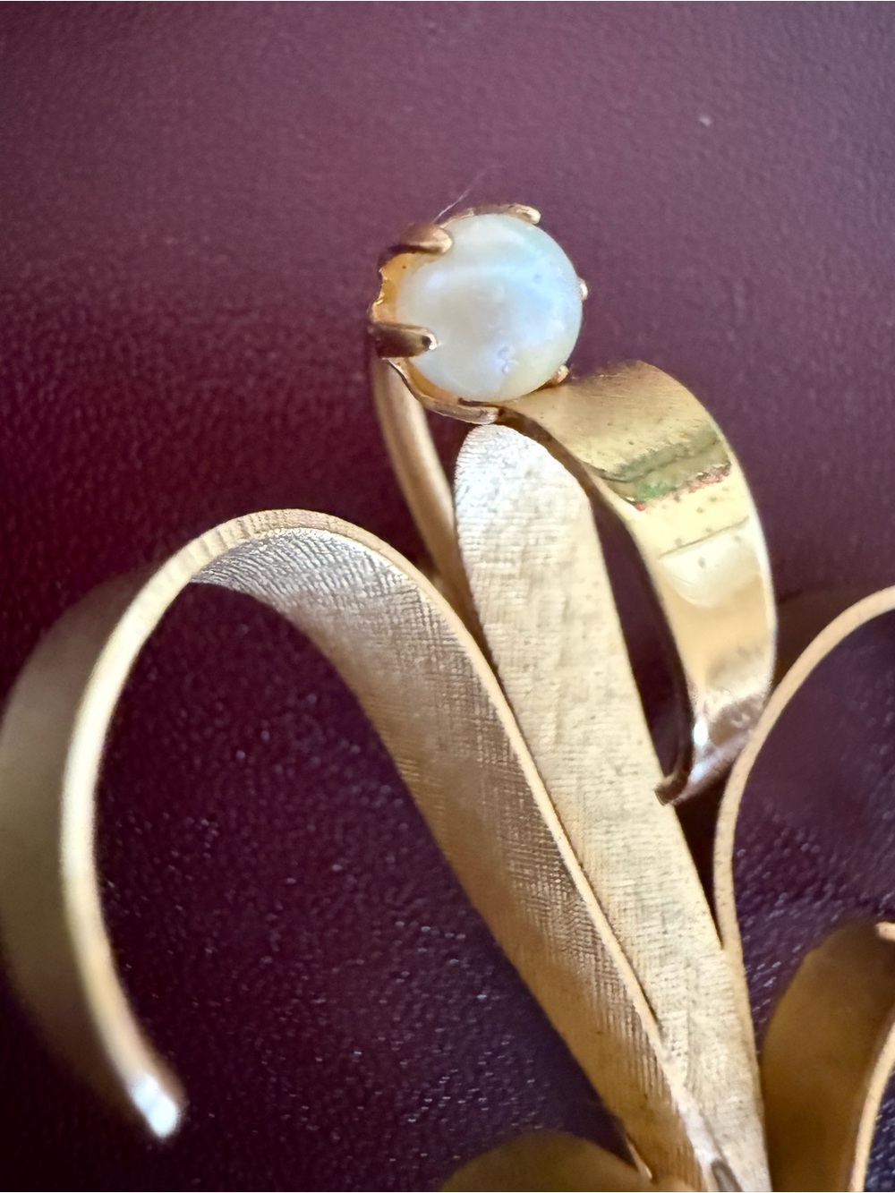 Vintage 1960s Gold-Tone Floral Swirl Brooch with Pearl Accent - Picture 6 of 10